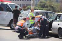  بالصور: 6 إصابات متفاوتة بحادث طرق بين مركبتين في مدينة اللد 